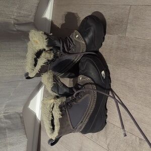 North face kid boots winter size 2 grey
